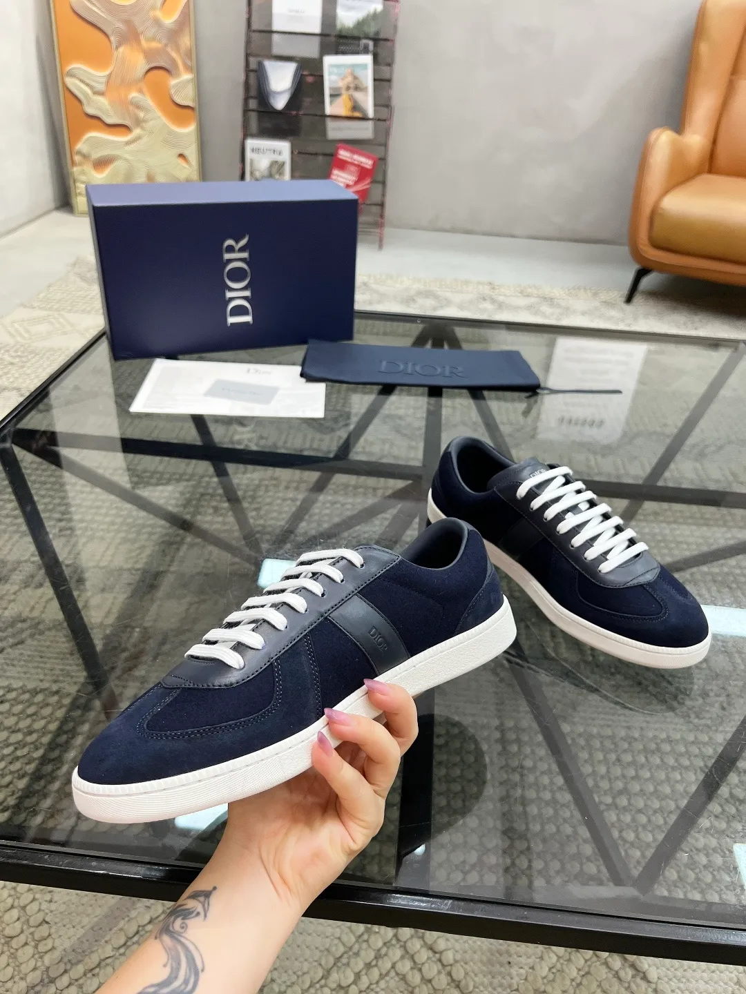 Factory price: 420💰🔍Top purchasing agent🇮🇹 Dior's super popular sneakers are available at the new counter simultaneously. The uppers are made from Italian original imported cowhide with cloth fabrics. The logo graphics are perfectly reproduced with complex craftsmanship that is necessary for fashionistas. Imported soft water-dyed cow lining and cowhide feet Sole: The original sole is specially provided by the original factory, the exclusive movable molded sole is super comfortable, the original factory follows the order, 🔍🔍high quality, you can enter and exit the counter at will, welcome to compare, the code number is 39-44 (order 38 45)